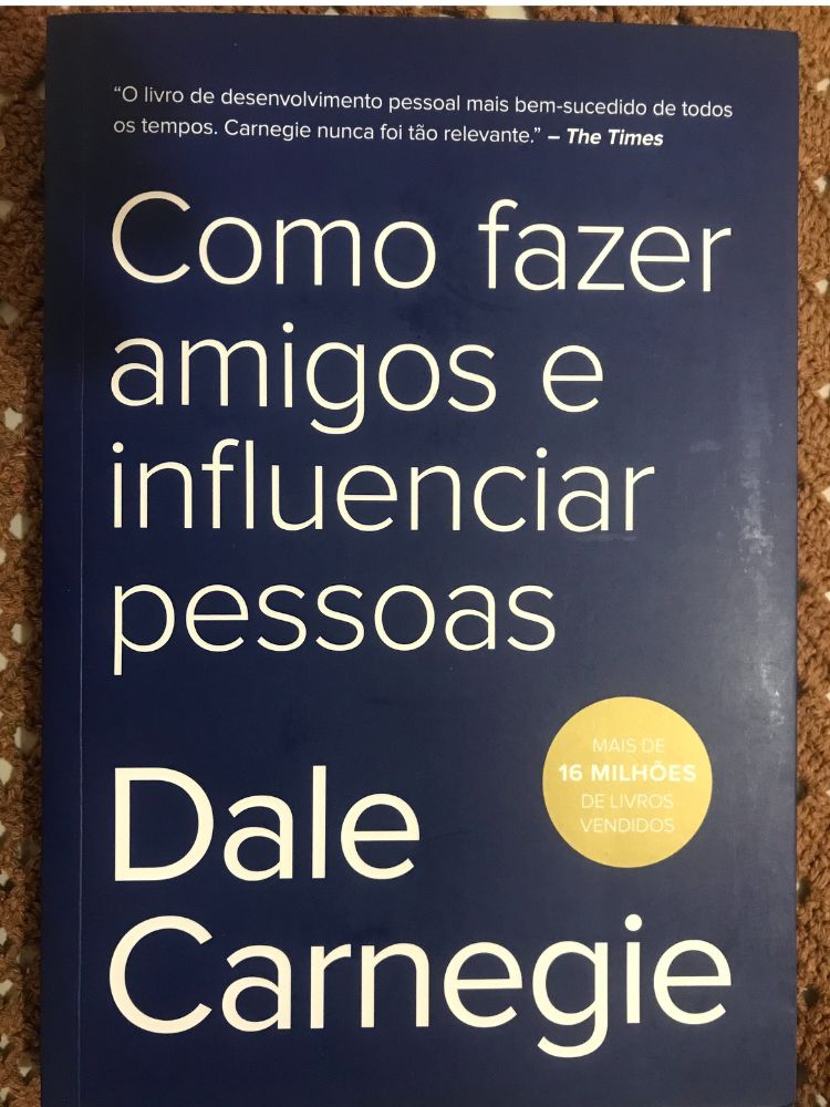 capa do livro como fazer amigos e influenciar pessoas, de dale carnegie.