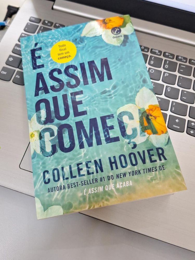 capa do livro é assim que começa de colleen hoover, sobre um computador. 