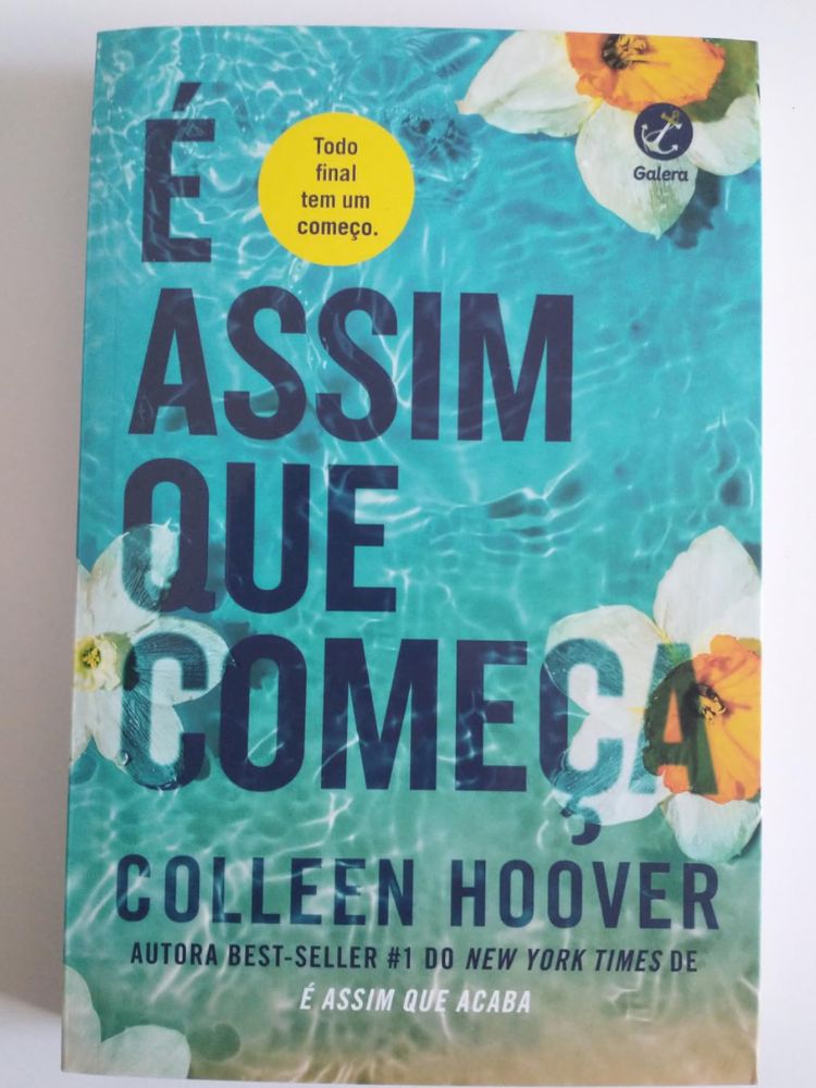 capa do livro é assim que começa de colleen hoover, sobre um computador.