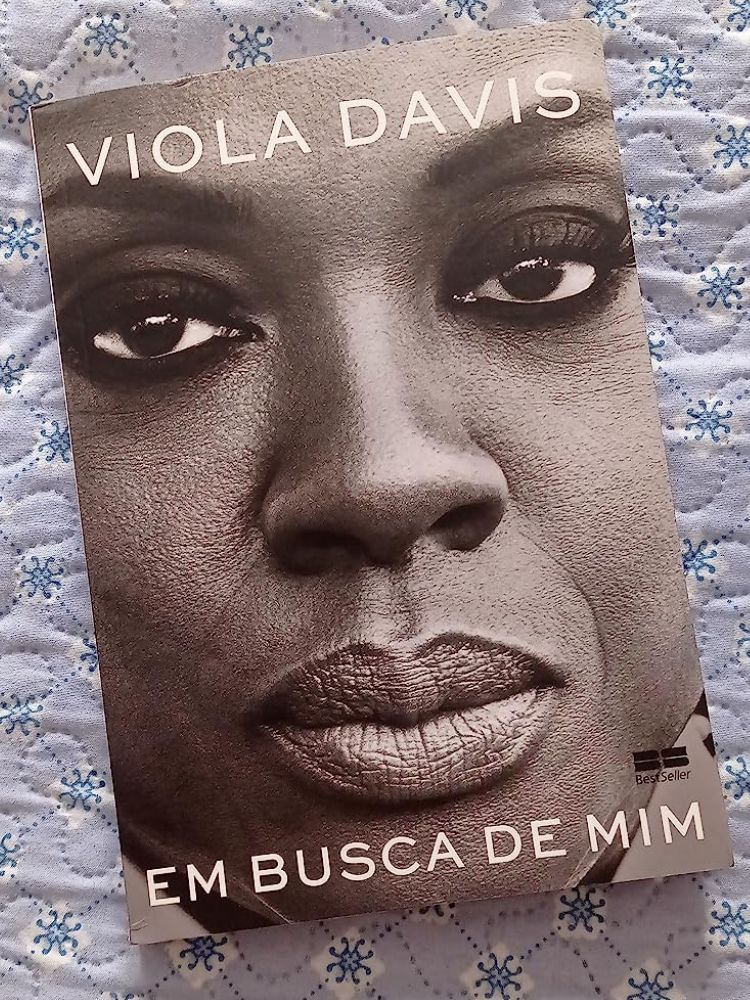 capa do livro em busca de mim de viola davis sobre a cama