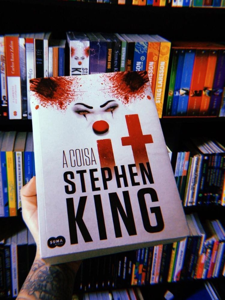 capa do livro it: a coisa de stephen king, em uma biblioteca.