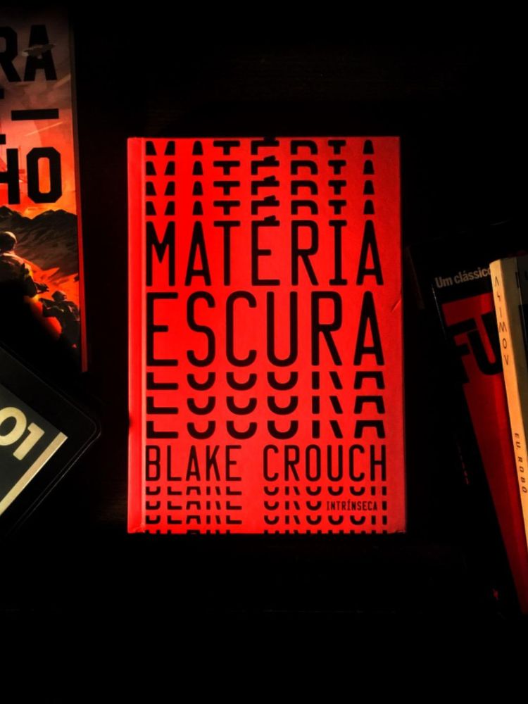 capa do livro matéria escura de blake crouch, ao lado de outros livros.