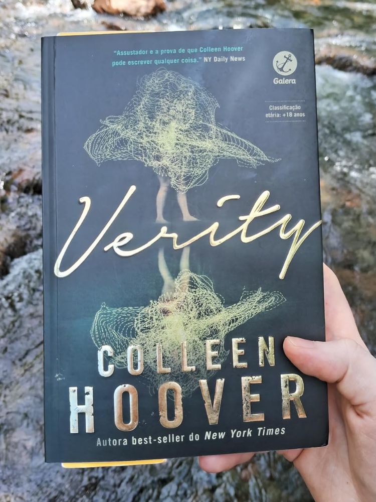 pessoa segurando o livro verity da colleen hoover.