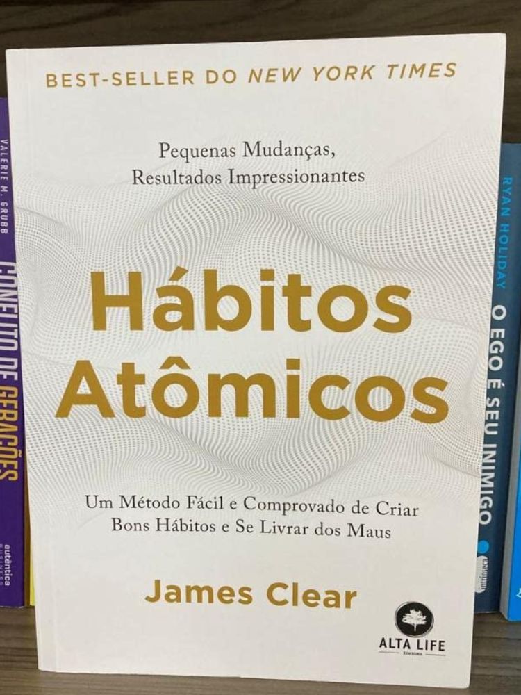 capa do livro hábitos atômicos de james clear.