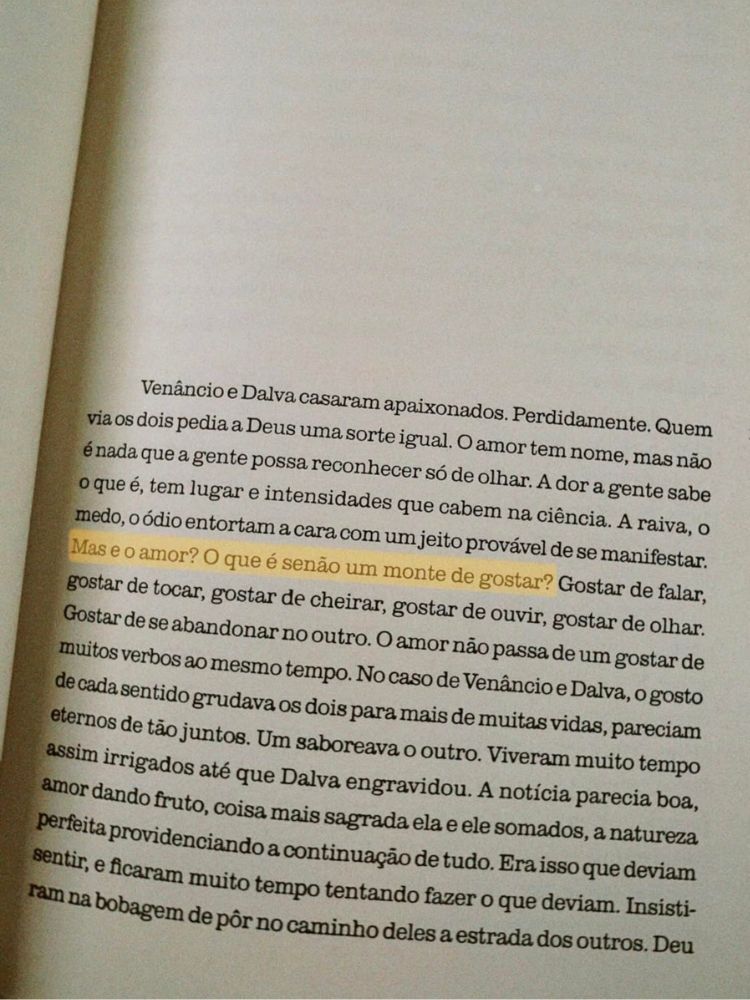 livro tudo é rio de carla madeiro aberto em uma página marcada com marca-texto.