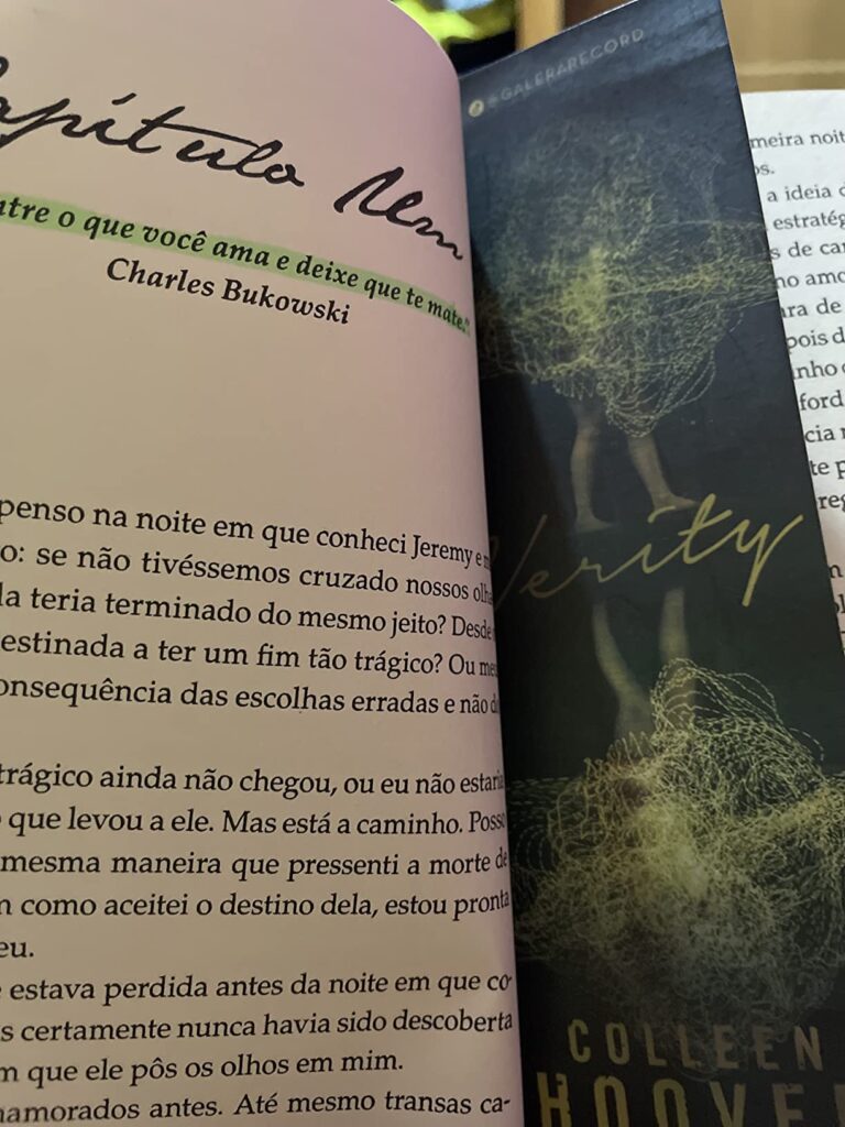 livro verity da colleen hoover aberto com marcador de livros.