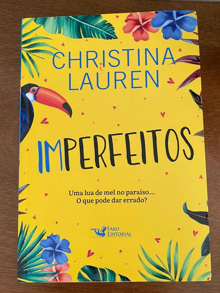 capa do livro imperfeitos de christina lauren sobre a mesa