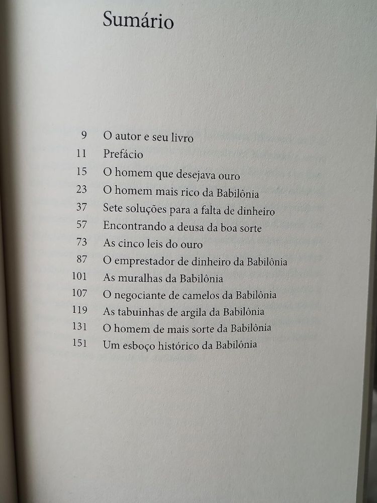 livro o homem mais rico da babilônia de george s. clason aberto no sumário